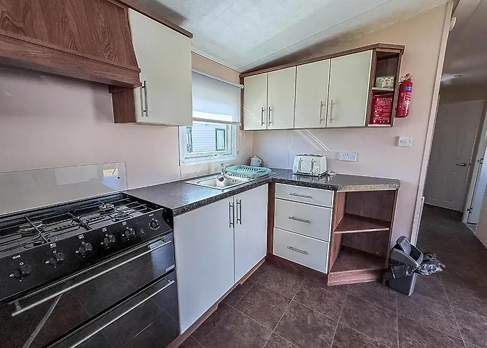 Lovely 8 Berth Caravan At California Cliffs Nearby Scratby Beach Ref 50060E