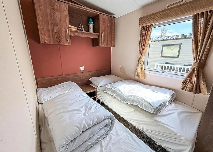 Lovely 8 Berth Caravan At California Cliffs Nearby Scratby Beach Ref 50060E