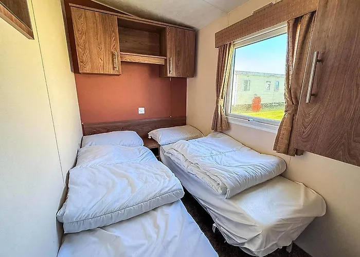 Lovely 8 Berth Caravan At California Cliffs Nearby Scratby Beach Ref 50060E