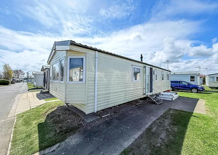 Lovely 8 Berth Caravan At California Cliffs Nearby Scratby Beach Ref 50060E