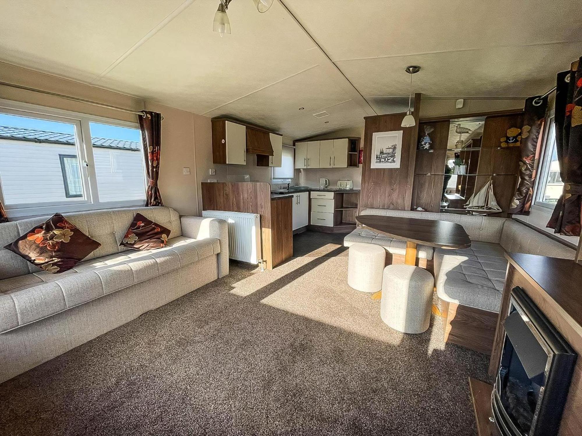 Lovely 8 Berth Caravan At California Cliffs Nearby Scratby Ref 50060e *