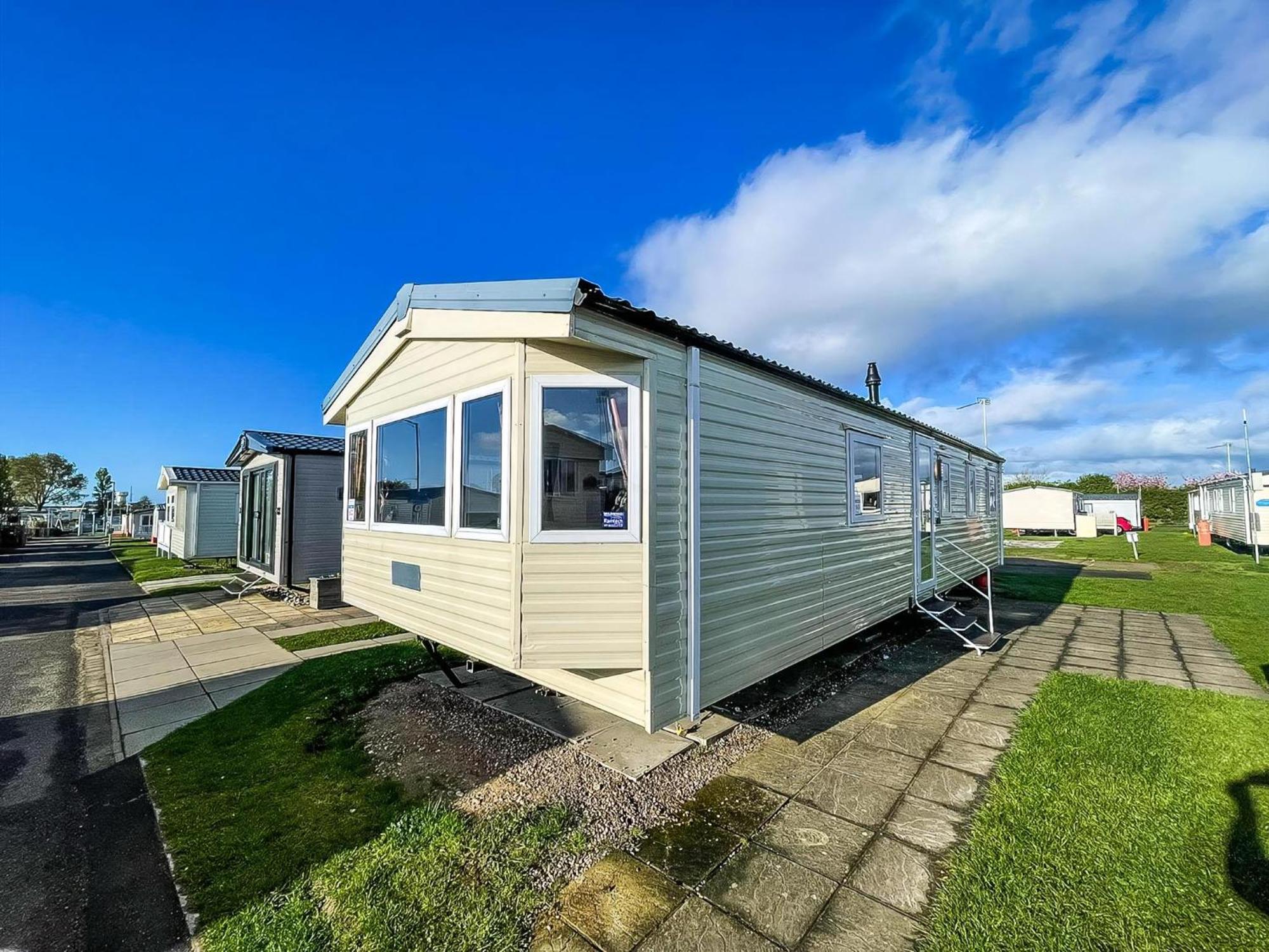 Lovely 8 Berth Caravan At California Cliffs Nearby Scratby Ref 50060e
