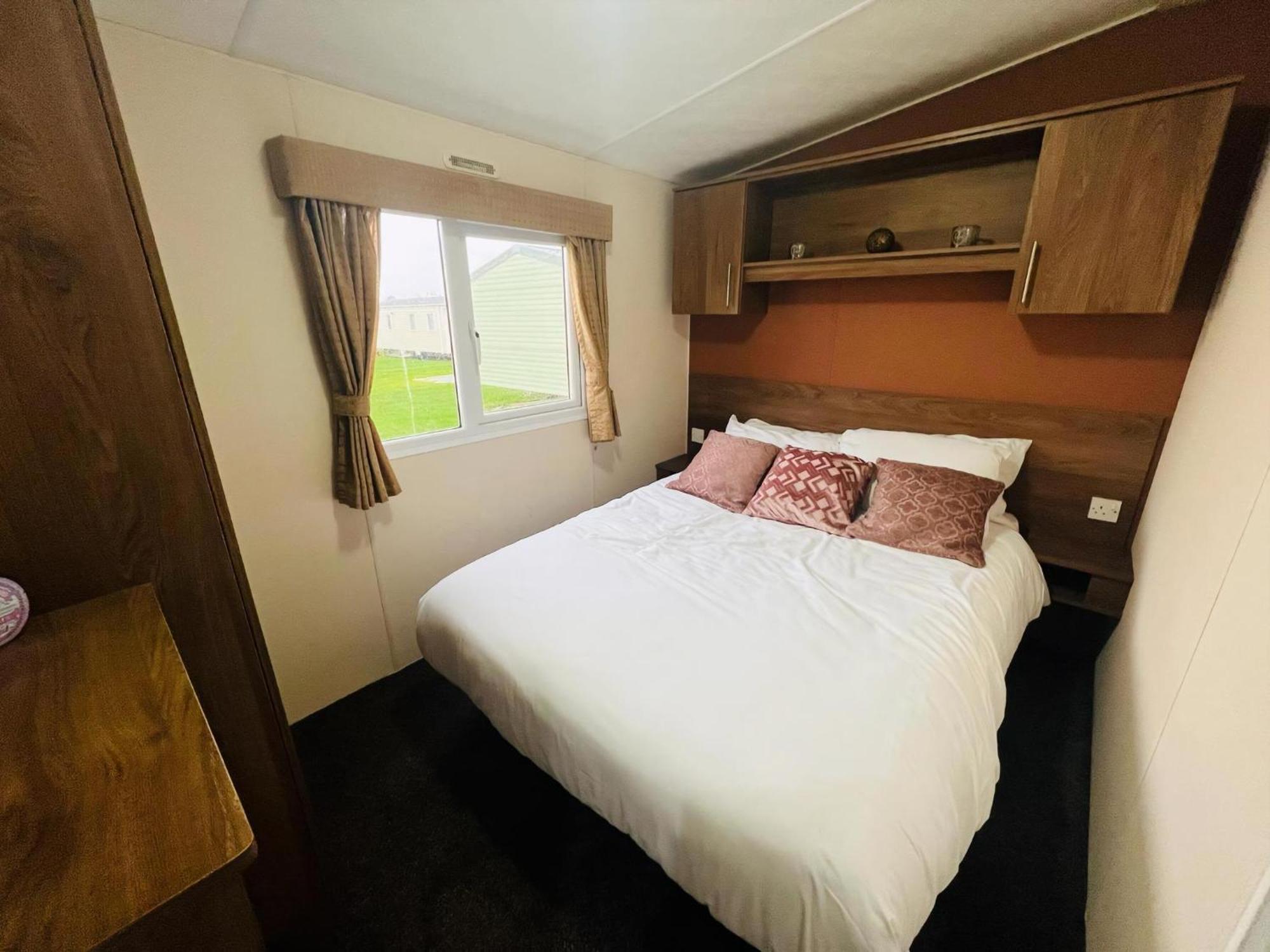 Lovely 8 Berth Caravan At California Cliffs Nearby Scratby Ref 50060e Campsite Great Yarmouth