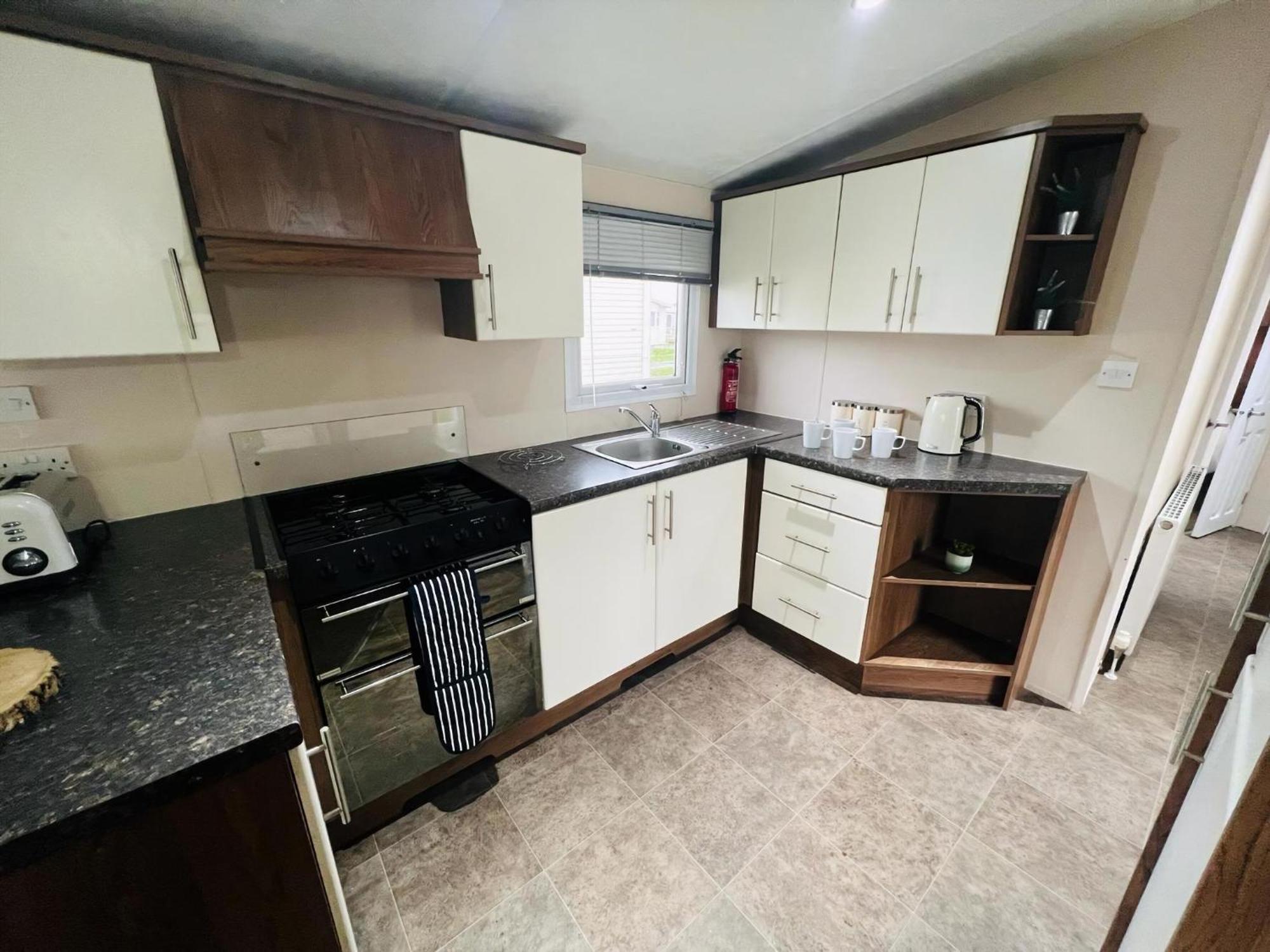 Lovely 8 Berth Caravan At California Cliffs Nearby Scratby Ref 50060e * Great Yarmouth