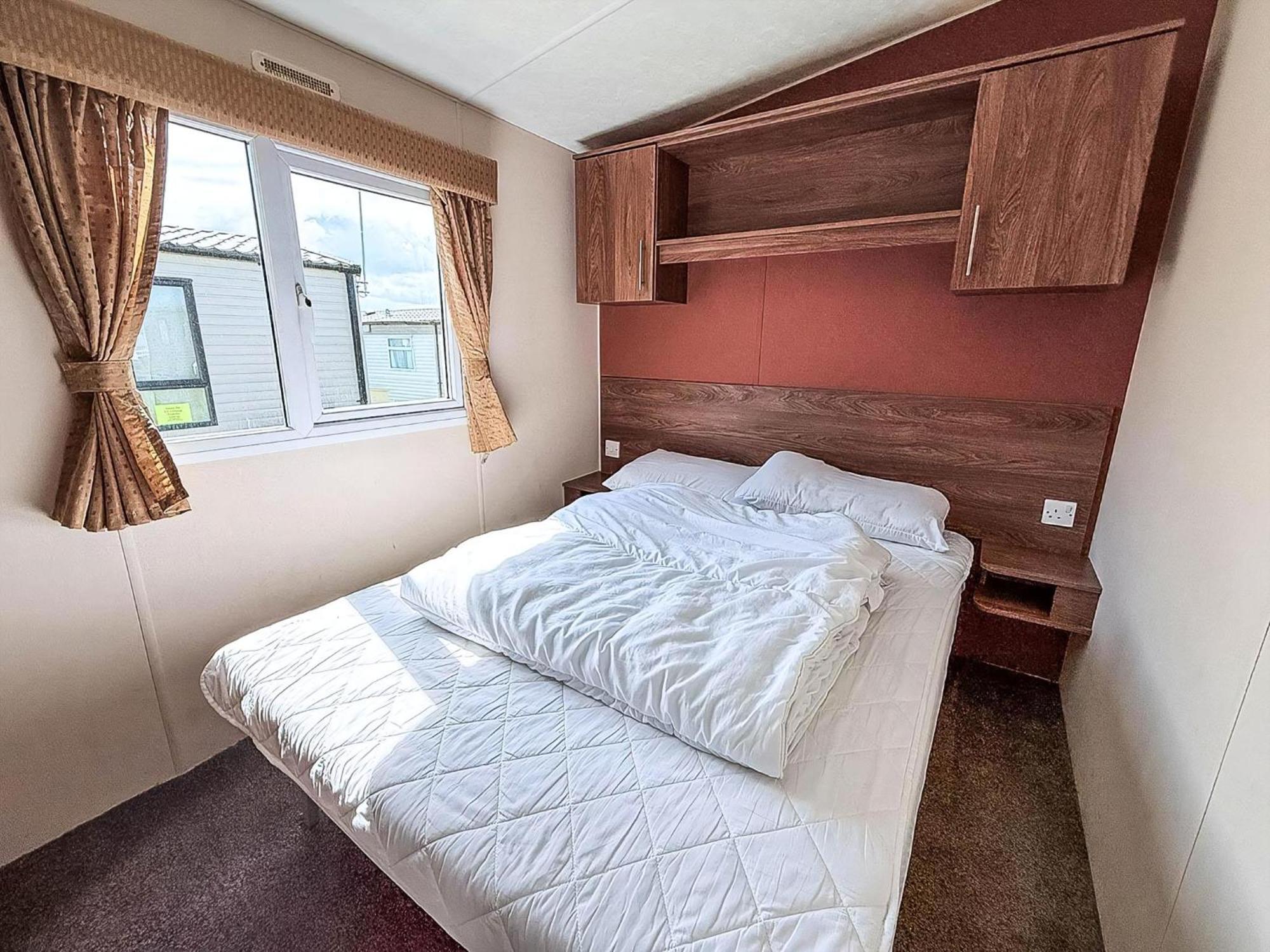 Lovely 8 Berth Caravan At California Cliffs Nearby Scratby Ref 50060e Campsite *