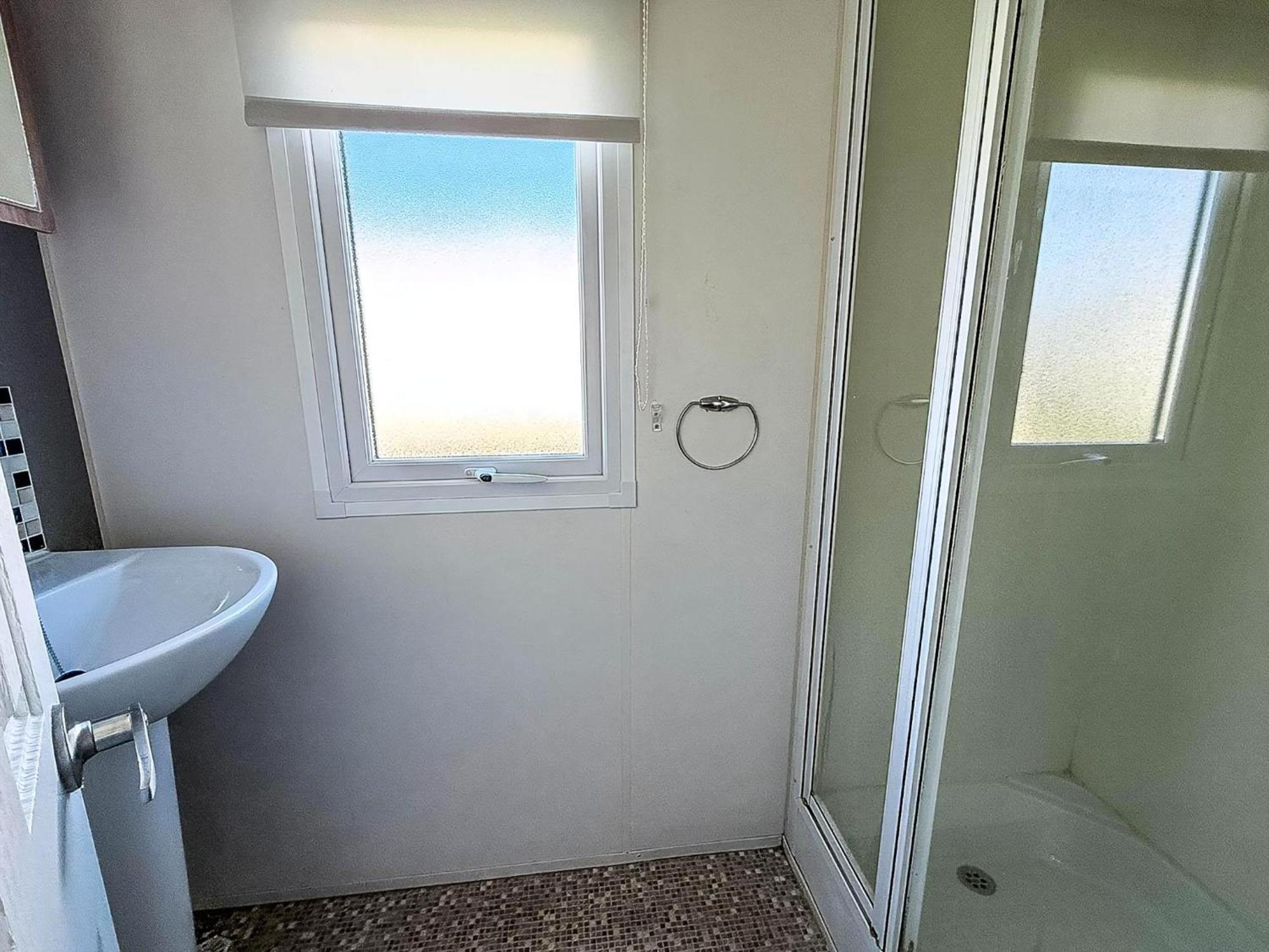 Campsite Lovely 8 Berth Caravan At California Cliffs Nearby Scratby Ref 50060e *