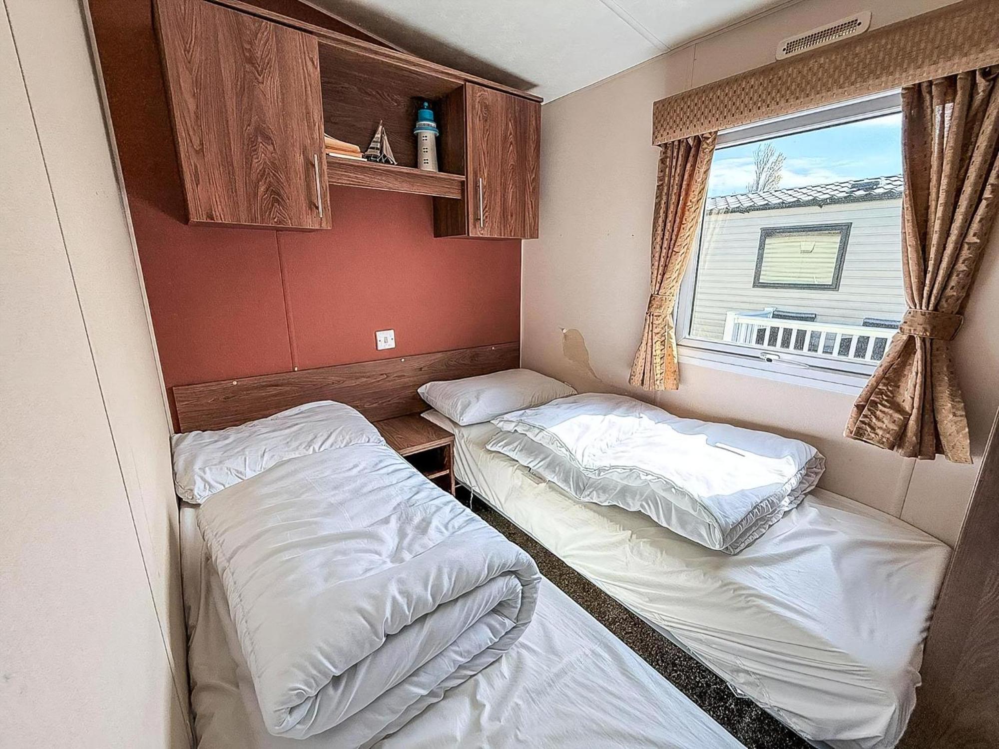 Lovely 8 Berth Caravan At California Cliffs Nearby Scratby Ref 50060e *
