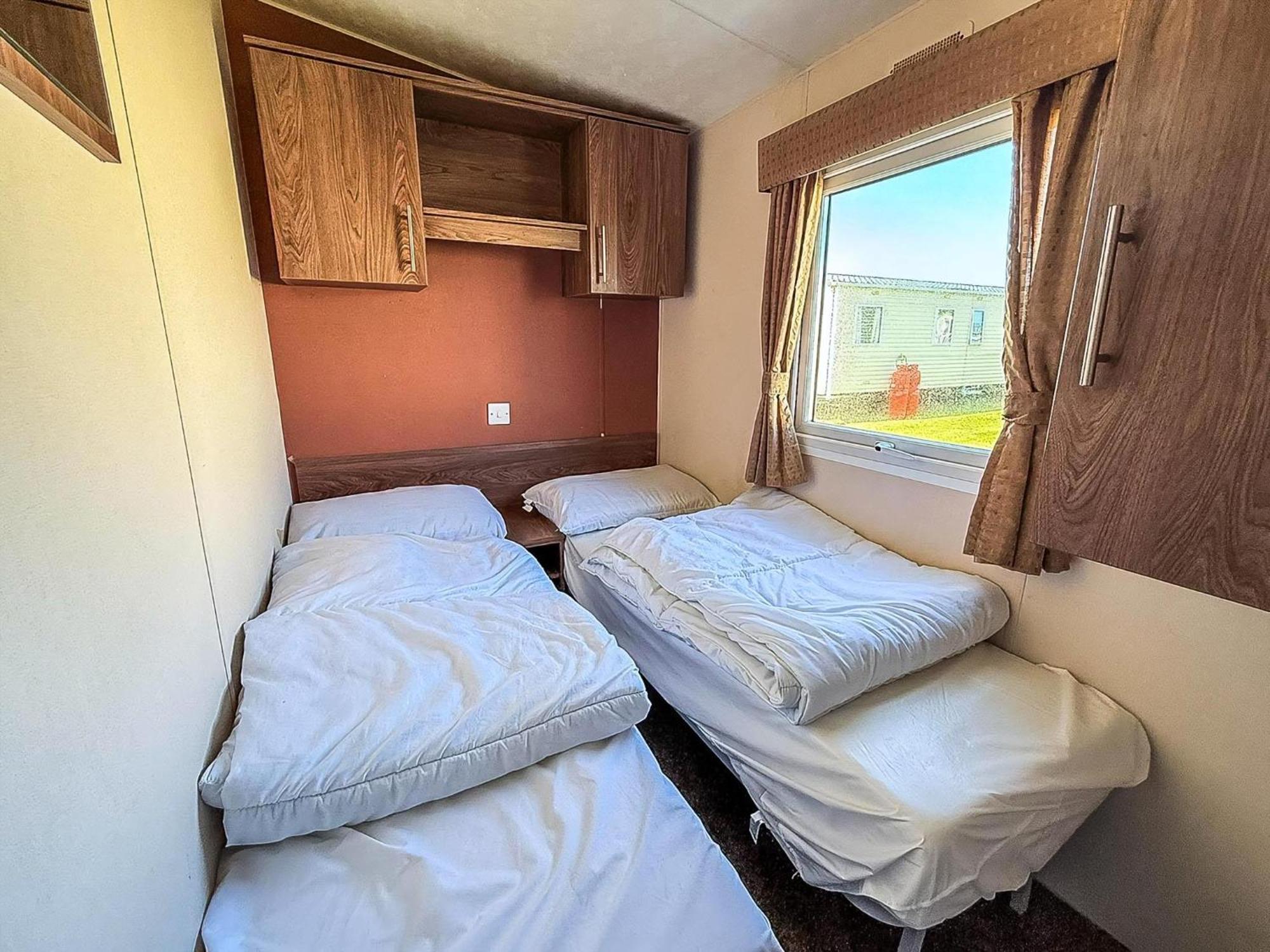 Lovely 8 Berth Caravan At California Cliffs Nearby Scratby Ref 50060e Campsite *