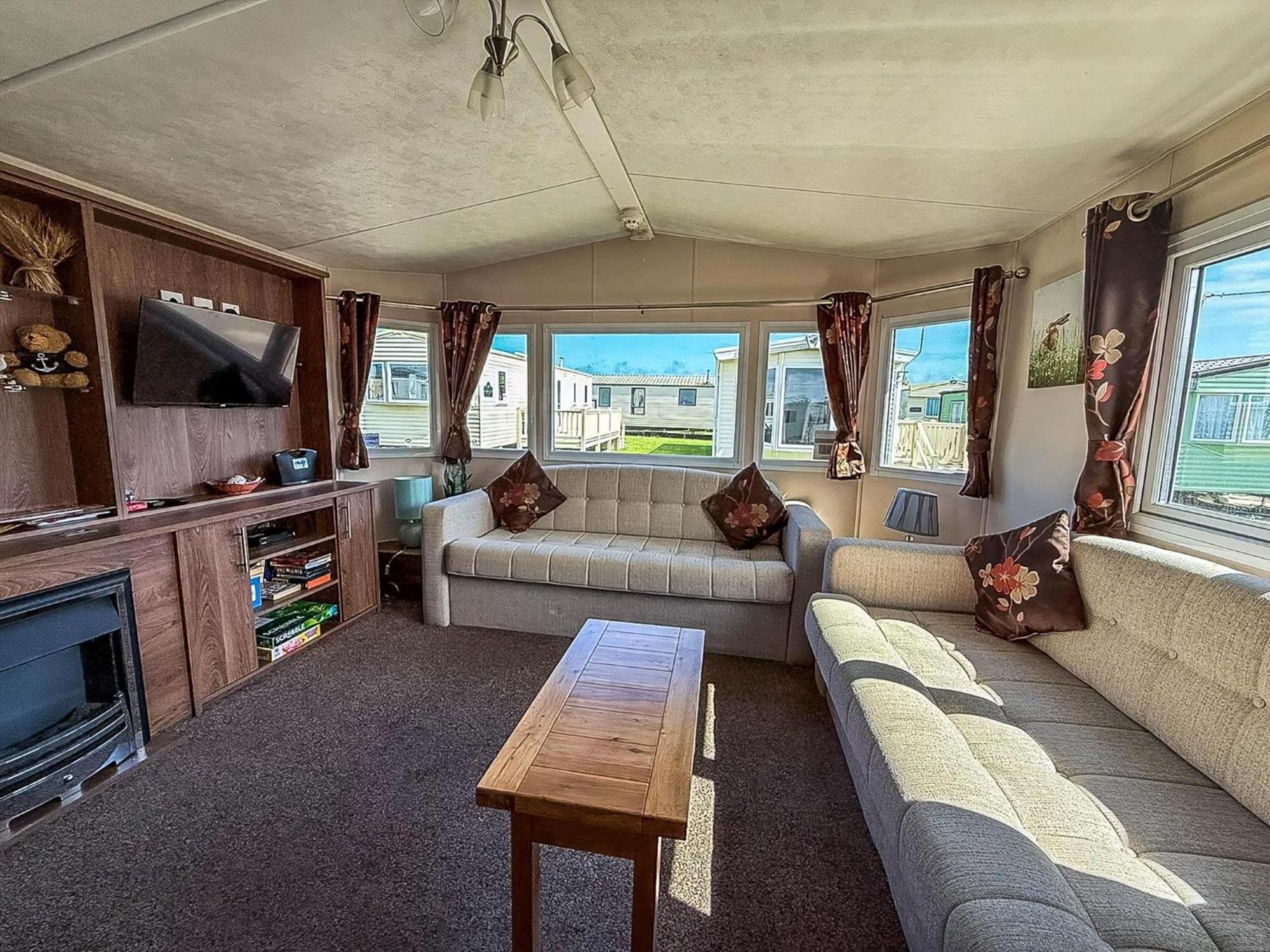 Lovely 8 Berth Caravan At California Cliffs Nearby Scratby Ref 50060e Campsite Great Yarmouth