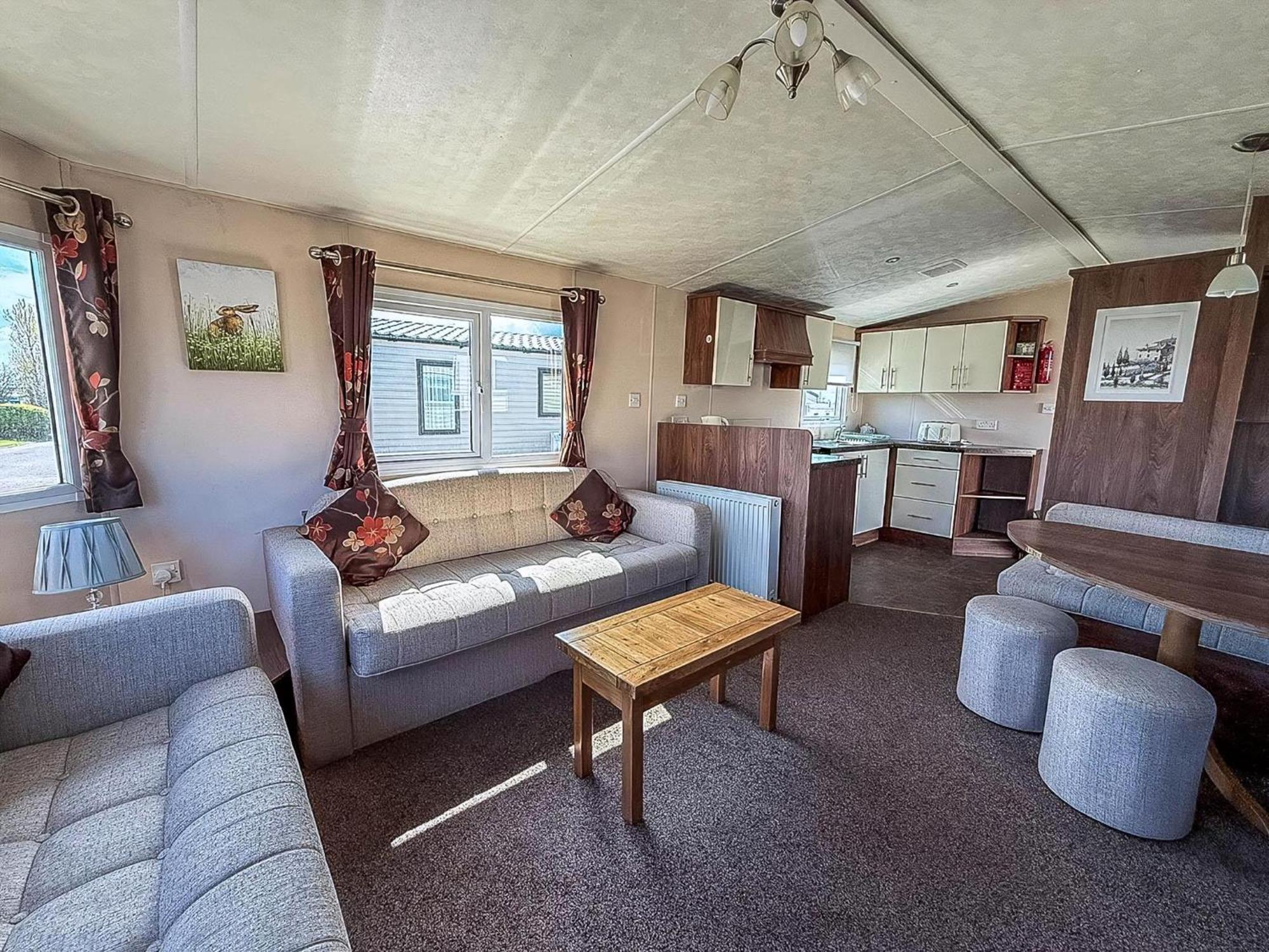 Lovely 8 Berth Caravan At California Cliffs Nearby Scratby Ref 50060e *